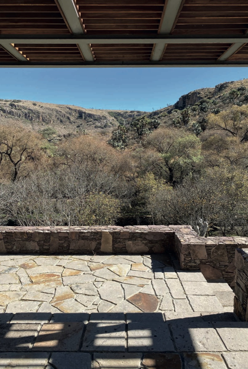 Terraza de piedra con vista a las montañas